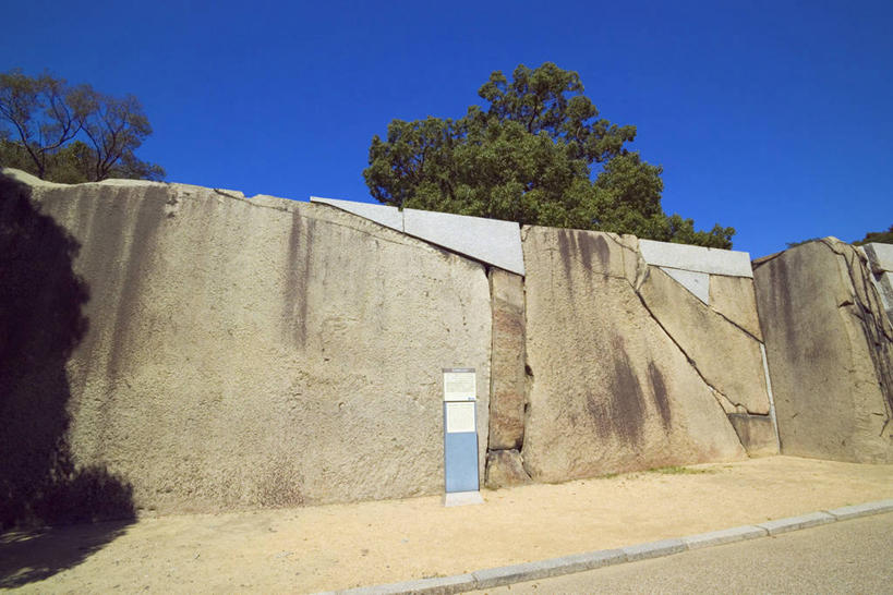 无人,横图,室外,白天,仰视,旅游,度假,名胜古迹,植物,标志建筑,地标,建筑,日本,亚洲,阴影,遗迹,光线,影子,堡垒,城堡,墙,古迹,文物,娱乐,建设,古建筑,墙壁,墙面,树,树木,蓝色,绿色,蓝天,天空,阳光,自然,天,享受,休闲,旅游胜地,放松,天守阁,大阪,生长,晴朗,成长,要塞,古文明,东亚,本州,万里无云,大阪府,本州岛,日本国,近畿地方,近畿,县厅,大阪市,设防,晴空,晴空万里,彩图,低角度拍摄