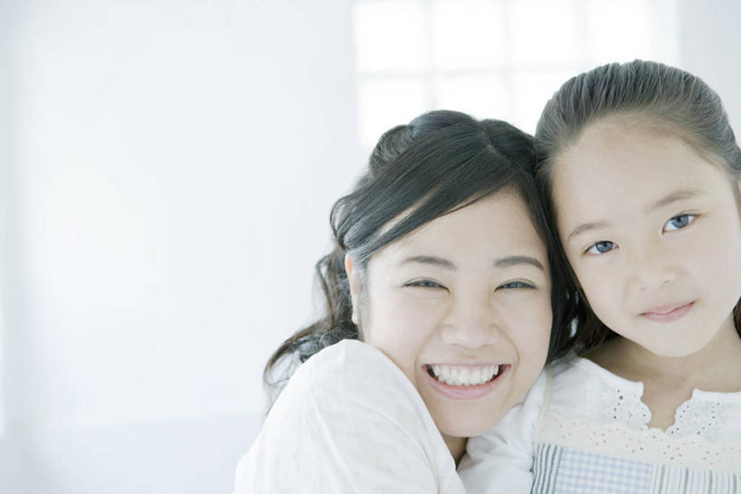 东方人,儿童,两个人,家庭,母亲,女儿,笑,微笑,露齿笑,横图,室内,白天,正面,纯洁,亚洲,服装,依偎,注视,休闲装,黄种人,小孩,衣服,白色,观察,看,靠,靠着,倚靠,休闲,温暖,温馨,母女,一家人,休闲服,可爱,母爱,童年,童趣,服饰,观看,和睦,察看,倚着,关注,童真,烂漫,无邪,依附,依赖,投靠,天真,年轻女性,女孩,女人,女性,亚洲人,孩子,年轻人,半身,彩图,融洽,女生