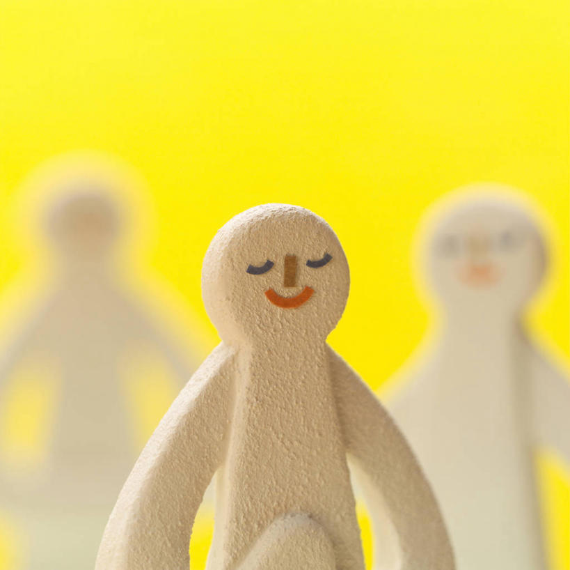 无人,笑,微笑,横图,室内,特写,白天,正面,静物,雕塑,阴影,黄色背景,朦胧,模糊,艺术,装饰,反射,雕刻,雕像,影子,工艺品,摄影,影棚,纪念,美术,主题,陈列,功能,美学,三尊,彩图,影棚拍摄,拍摄