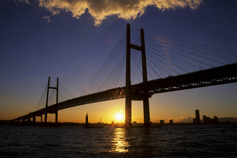 无人,高楼大厦,横图,室外,白天,仰视,度假,海浪,海洋,美景,日落,城市风光,标志建筑,城市,大桥,大厦,地标,建筑,摩天大楼,桥梁,神奈川,日本,亚洲,景观,浪花,晚霞,霞光,落日,斜拉桥,桥,横滨,横滨市,神奈川县,背光,娱乐,横滨海湾大桥,建设,倒影,海水,黄昏,享受,休闲,景色,彩霞,放松,倒映,逆光,海景,东亚,本州,首府,海湾大桥,关东地方,本州岛,日本国,夕照,反照,薄暮,斜张桥,大海,风浪,海,海水的波动,近岸浪,涌浪,夕阳,彩图,低角度拍摄,傍晚,大楼,高层建筑,高楼,摩天楼,斜阳