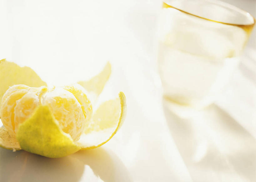 无人,横图,室内,特写,白天,正面,柑橘,杯子,水果,阴影,朦胧,模糊,新鲜,反射,影子,生食,食品,果实,果皮,玻璃制品,食物,一个,水杯,有机食品,绿色食品,单个,桔子皮,橘子皮,柑桔,玻璃杯,橘子,桔子,彩图,大红蜜橘,大红袍,红橘,黄橘,宽皮橘