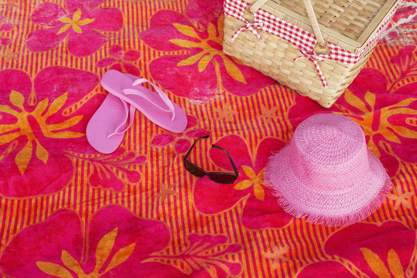 无人,交叉,横图,俯视,室内,白天,凉鞋,竹子,静物,帽子,鞋子,一副,一双,竹制,编织,篮子,墨镜,眼镜,坐垫,太阳镜,太阳眼镜,遮阳帽,竹篮,遮阳镜,竹条,交织,竹制品,野餐垫,野餐地毯,多功能毯,穿插,彩图,高角度拍摄,夹趾拖鞋,人字拖,人字拖鞋