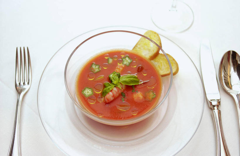 海鲜,无人,横图,俯视,室内,特写,白天,白色背景,烹饪,西餐,餐桌,桌子,餐具,玻璃,许多,阴影,反射,叉子,刀叉,刀子,碟子,盘,影子,勺子,汤,虾,料理,食品,很多,水产,菜肴,美食,海洋生物,玻璃制品,食物,盘子,容器,调羹,碟,汤匙,碗,西式,摄影,佳肴,影棚,餐台,储藏,储存,水生动物,餐刀,海产品,水生物,海底动物,餐叉,羹汤,进餐用具,彩图,高角度拍摄,影棚拍摄,拍摄,凉菜汤,西班牙凉菜汤,贮存