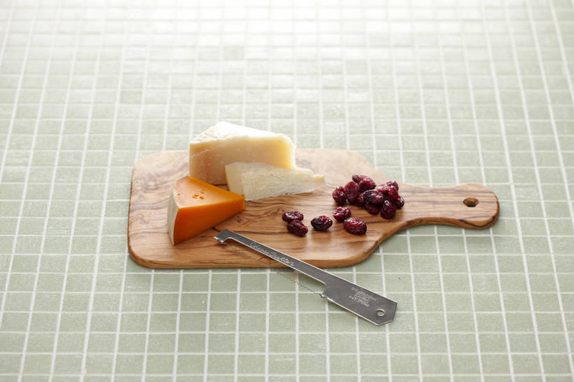 奶酪,无人,横图,俯视,室内,特写,白天,餐桌,桌子,水果,三块,阴影,新鲜,反射,木制,工具,影子,生食,干酪,起司,食品,果实,案板,刀具,芝士,营养,砧板,食物,木制品,刀,乳酪,有机食品,绿色食品,餐台,乳制品,发酵,奶酪刀,芝士刀,彩图,高角度拍摄