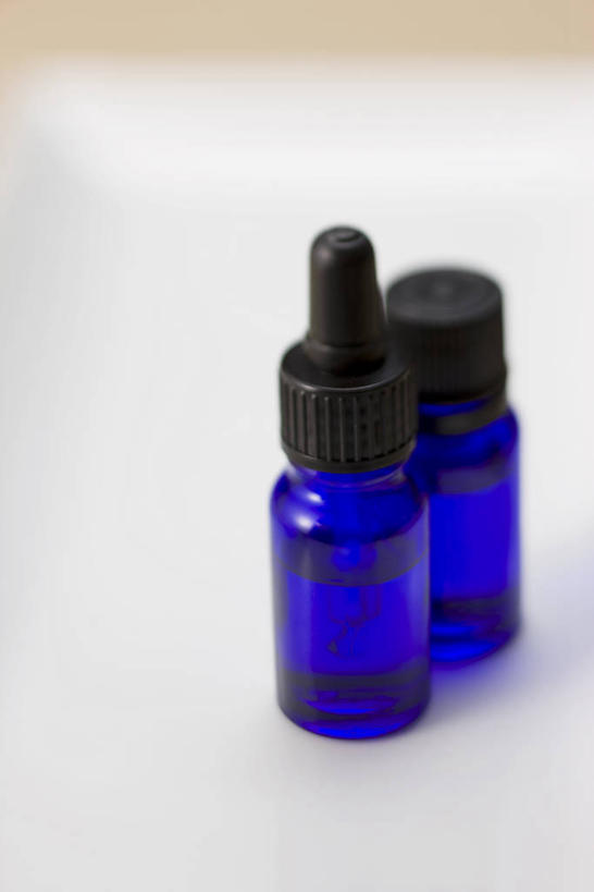 无人,竖图,俯视,室内,特写,白天,阴影,朦胧,模糊,反射,影子,两个,蓝色,精油,瓶子,塑料制品,塑料瓶,芳香植物,芳香油,挥发油,香精油,彩图,高角度拍摄