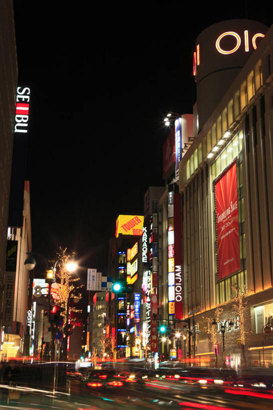 无人,商店,竖图,室外,夜晚,仰视,购物,度假,安全,消费,美景,城市风光,超市,城市,道路,路,商场,夜景,公路,照明,东京,日本,亚洲,阴影,朦胧,模糊,光线,英文,标志,文字,影子,字符,字母,景观,红绿灯,灯光,信号灯,交通,娱乐,标识,灯,灯具,享受,休闲,景色,放松,警示,金融,百货,英文字母,照亮,照明设备,提示,流通,选购,贸易,百货公司,东亚,交通信号灯,前照灯,前大灯,本州,车前灯,行人信号灯,关东地方,本州岛,日本国,东京都,血拼,涩谷,涉谷,涩谷区,马路,彩图,低角度拍摄,购物商场,购物中心,商业中心