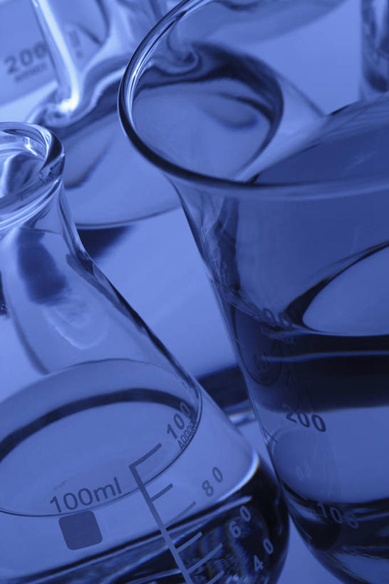 无人,竖图,俯视,室内,特写,白天,实验,仪器,水,桌面,桌子,杯子,阴影,研究,透明,反射,分析,化学,测试,烧杯,液体,影子,水滴,玻璃制品,玻璃瓶,瓶子,器皿,工作台,计量,玻璃仪器,试验耗材,实验用品,玻璃杯,彩图,高角度拍摄,实验台,实验桌