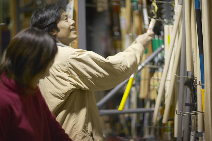 东方人,两个人,商店,站,举,笑,微笑,露齿笑,横图,室内,白天,侧面,爱情,金属制品,亚洲,握,阴影,服装,朦胧,模糊,光线,金属,工具,影子,墙,灯光,浪漫,注视,休闲装,黄种人,商铺,墙壁,墙面,衣服,观察,看,托,站着,休闲,温暖,温馨,休闲服,恩爱,握着,恋人,服饰,铁锹,观看,和睦,察看,挑选,关注,选择,农具,市肆,商号,耕具,采选,遴选,筛选,挑拣,挑撰,男人,男性,年轻男性,年轻女性,女人,女性,亚洲人,情侣,举起,举手,举着,向上举,向上伸,向上托,站立,半身,彩图,店铺,五金店,伴侣,融洽