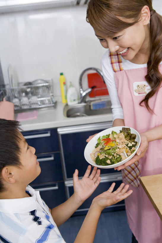 东方人,儿童,两个人,家庭,母亲,儿子,站,笑,微笑,露齿笑,竖图,俯视,室内,白天,烹饪,西餐,纯洁,厨房,桌面,桌子,蔬菜,餐具,亚洲,许多,握,阴影,服装,新鲜,反射,碟子,盘,水槽,水龙头,围裙,影子,调料,酱料,酱汁,蔬菜沙拉,佐料,沙拉,料理,食品,调味品,很多,调味料,注视,休闲装,黄种人,色拉,水斗,酱,沙拉酱,沙律,菜肴,美食,开关,食物,小孩,衣服,盘子,碟,打开,低头,观察,看,站着,休闲,温暖,温馨,母子,一家人,休闲服,可爱,母爱,童年,童趣,西式,握着,服饰,佳肴,有机食品,绿色食品,观看,色拉酱,阀门,和睦,察看,开启,关注,童真,烂漫,无邪,垂头,水咀,天真,男孩,年轻女性,女人,女性,亚洲人,孩子,年轻人,站立,半身,彩图,高角度拍摄,灶间,厨房料理台,融洽,男生,料理台