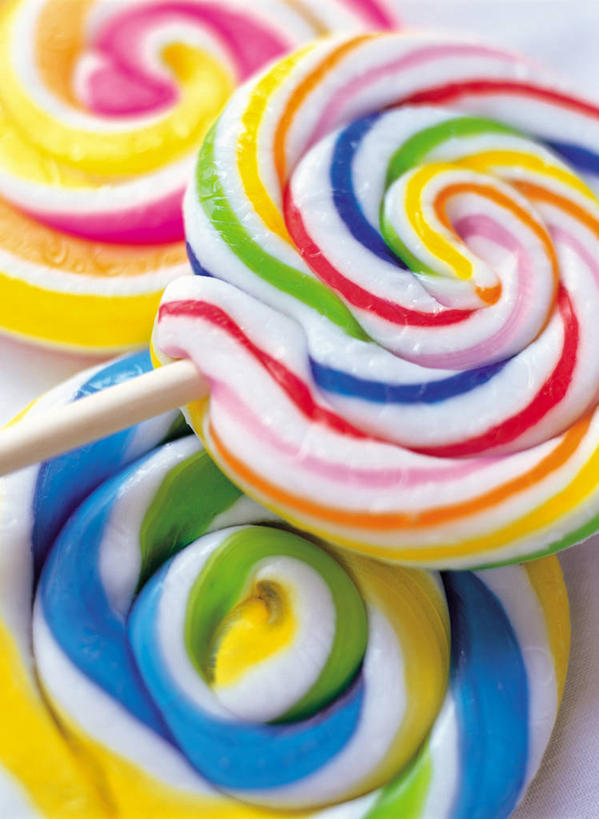 无人,竖图,俯视,彩色,室内,特写,白天,阴影,朦胧,模糊,反射,棒棒糖,影子,食品,糖,糖果,甜点,甜品,食物,三个,甜食,波板糖,螺旋状,彩图,高角度拍摄,螺旋形,螺旋形状,螺旋型