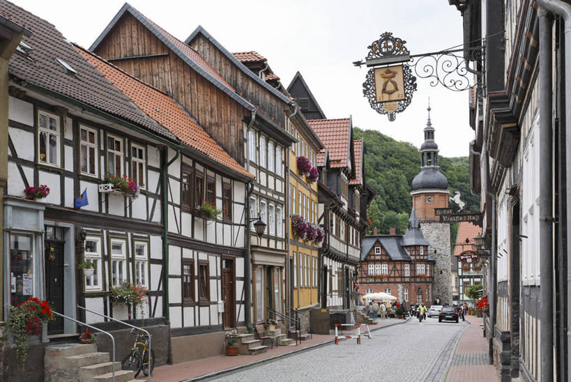 无人,家,横图,室外,白天,正面,度假,美景,植物,城市风光,城市,道路,路,德国,欧洲,阴影,光线,影子,房屋,屋子,景观,公寓,小路,交通,娱乐,洋房,楼房,住宅,树,树木,绿色,阳光,自然,享受,休闲,景色,放松,生长,成长,西欧,德意志联邦共和国,萨克森.安哈尔特,萨克森.安哈尔特州,彩图,房子