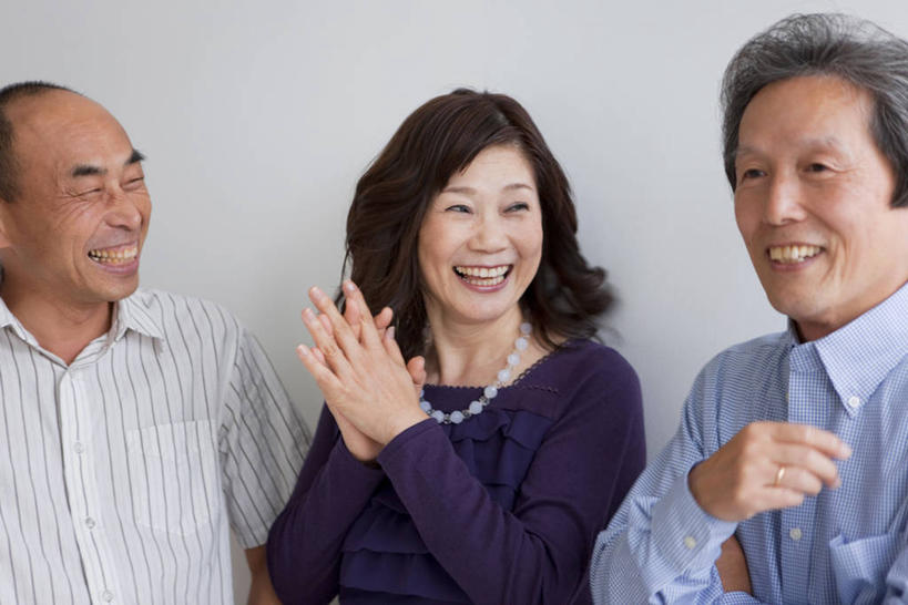 东方人,三个人,夫妻,伙伴,朋友,站,笑,微笑,露齿笑,横图,室内,白天,正面,毛衣,衬衫,爱情,友谊,项链,亚洲,阴影,灰色背景,反射,影子,浪漫,祝福,注视,黄种人,装饰品,虔诚,饰品,首饰,观察,看,祈祷,双手合十,站着,恩爱,恋人,摄影,影棚,观看,察看,关注,感谢,合掌,线衫,合十礼,合掌礼,合十,莲华合掌,感恩,毛线衣,绒线衣,友情,老年男性,老年女性,男人,男性,女人,女性,亚洲人,夫妇,情侣,站立,半身,彩图,影棚拍摄,衬衣,绒衣,套衫,套头毛衣,线衣,拍摄,伴侣