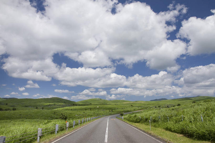 无人,栏杆,横图,室外,白天,正面,消失点,旅游,度假,草地,草原,美景,山,山脉,植物,道路,路,公路,日本,亚洲,阴影,光线,影子,栅栏,景观,旷野,篱笆,山峰,云,云朵,围栏,分界线,停车线,交通,山峦,云彩,娱乐,护栏,草,蓝色,绿色,白云,蓝天,天空,阳光,自然,群山,天,享受,休闲,景色,放松,晴朗,车行道,车行道分界线,自然风光,原野,标线,东亚,车行线,本州,本州岛,日本国,中国地方,山口,山口县,晴空,马路,彩图,没影点,灭点,美祢,美祢市,秋吉台