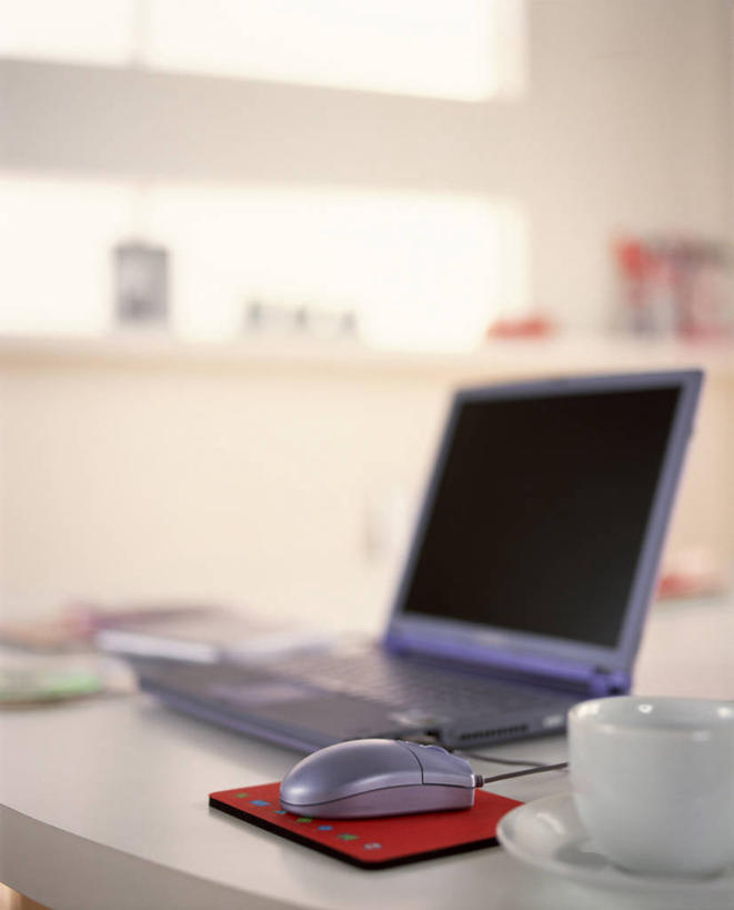 无人,竖图,室内,白天,正面,电脑,笔记本电脑,窗户,桌子,杯子,餐具,阴影,朦胧,模糊,反射,网络,瓷器,碟子,盘,影子,咖啡杯,陶瓷制品,通讯设备,书桌,玻璃窗,盘子,课桌,碟,无线,瓷杯,通信设备,无线网络,无线上网,便携式电脑,手提电脑,彩图