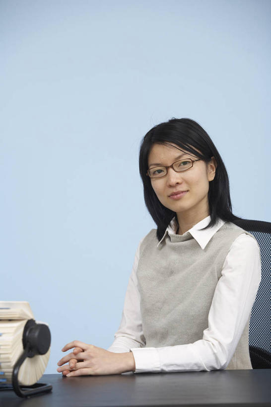 东方人,一个人,商务人士,商务女性,办公室,坐,笑,微笑,竖图,室内,白天,正面,家具,桌子,名片,椅子,亚洲,仅一个女性,仅一个人,握,套装,信息,眼镜,办公桌,墙,联系,注视,黄种人,架子,墙壁,墙面,蓝色,会议椅,卡片,观察,看,仅一个中年女性,握着,观看,办公椅,察看,关注,商务装,身份,近视眼镜,工薪阶层,办公家具,商务椅,培训椅,名刺,名帖,交往,名片架,旋转名片架,女人,女性,中年女性,亚洲人,白领,上班族,坐着,半身,彩图,商业,桌面名片架