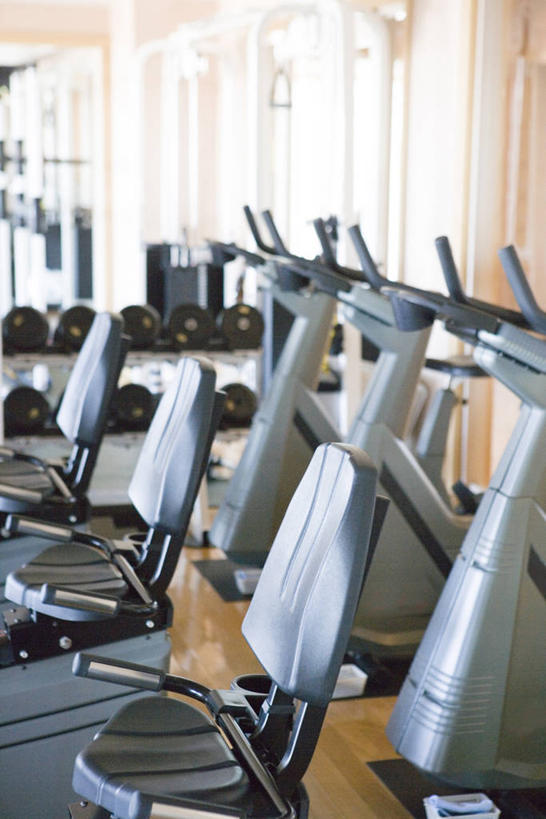 无人,健身房,竖图,室内,白天,正面,窗户,落地窗,一排,朦胧,模糊,整齐,运动器械,玻璃窗,排列,健身器械,队列,健身器材,彩图,健身馆,运动器材,跑步机