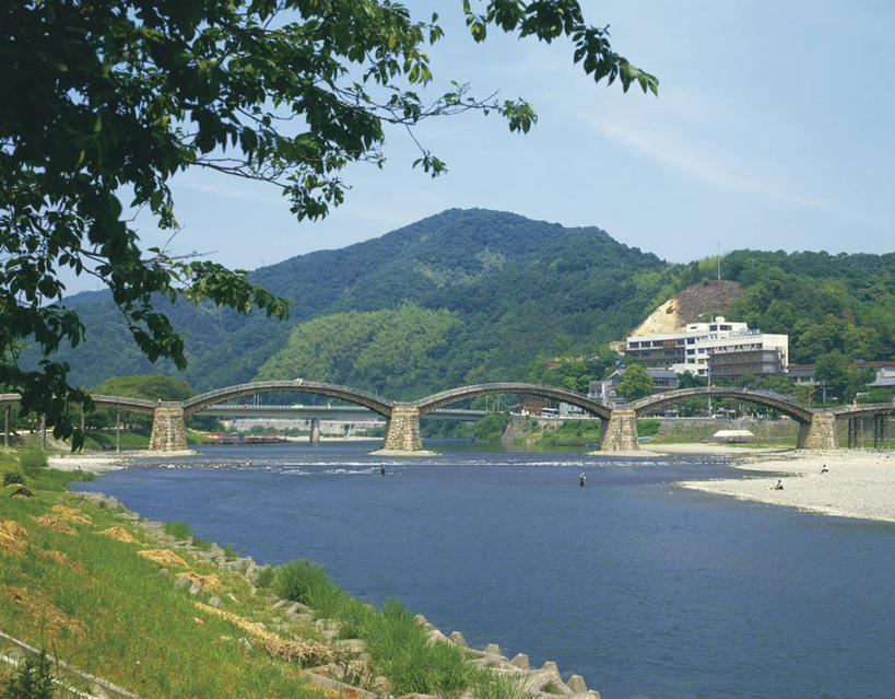 无人,横图,室外,白天,正面,旅游,度假,草地,草坪,河流,美景,山,山脉,树林,水,植物,日本,亚洲,阴影,光线,影子,河水,景观,山峰,水流,云,云朵,桥,山峦,云彩,娱乐,拱桥,栈桥,草,树,树木,蓝色,绿色,白云,蓝天,天空,阳光,自然,群山,天,享受,休闲,景色,放松,拱形,生长,晴朗,成长,人行桥,自然风光,东亚,本州,本州岛,日本国,中国地方,山口,山口县,锦带桥,晴空,彩图,岩国,岩国市