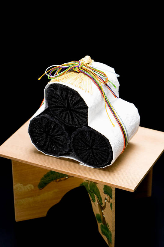 无人,竖图,俯视,室内,特写,白天,白色背景,桌面,桌子,阴影,节日,反射,影子,年糕,文化,绳子,祈祷,许愿,摄影,影棚,纪念,捆绑,绳索,祈求,祭祀,镜饼,绑缚,平安,彩图,高角度拍摄,影棚拍摄,拍摄,传统文化