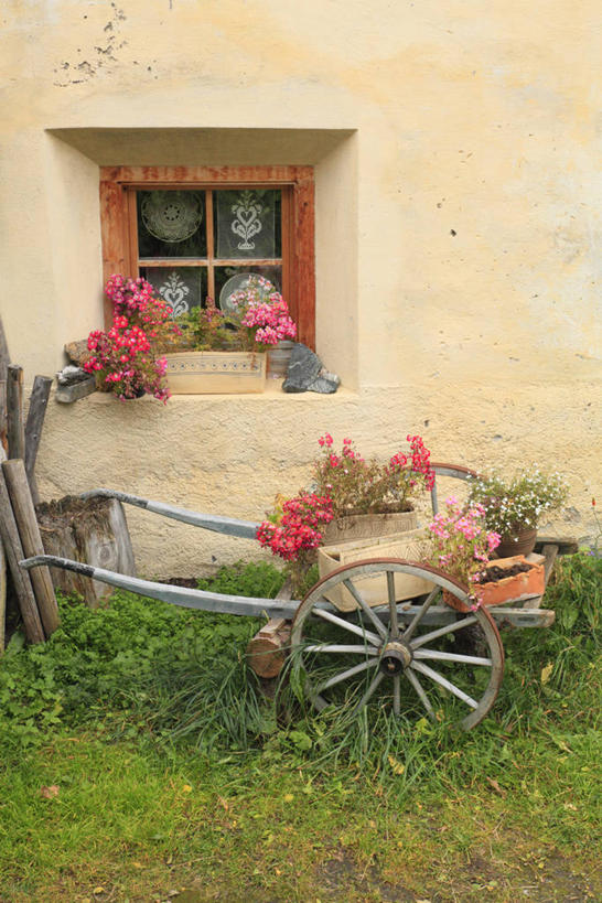 无人,家,竖图,室外,白天,正面,美景,窗户,瑞士,欧洲,阴影,盛开,光线,推车,影子,房屋,墙,屋子,景观,公寓,花蕾,洋房,楼房,玻璃窗,墙壁,墙面,住宅,车,花,花瓣,花朵,鲜花,阳光,自然,手推车,交通工具,花苞,花蕊,景色,货车,小推车,自然风光,载具,搬运车,中欧,瑞士联邦,彩图,房子,平板车,手拉车