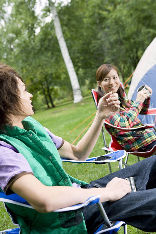 果汁,东方人,两个人,坐,笑,微笑,露齿笑,竖图,室外,白天,侧面,爱情,草地,草坪,树林,植物,鸟,野生动物,杯子,椅子,亚洲,握,阴影,服装,光线,鸟类,影子,饮品,浪漫,休闲装,黄种人,相视,玻璃制品,草,树,树木,饮料,衣服,绿色,阳光,自然,动物,水杯,休闲,温暖,温馨,面对面,休闲服,恩爱,握着,恋人,服饰,生长,成长,对视,和睦,互视,可口,相对,凶猛,相看,鹭鹰,秘书鸟,蛇鹫,适口,残暴,凶残,男人,男性,年轻男性,年轻女性,女人,女性,亚洲人,情侣,玻璃杯,坐着,半身,彩图,伴侣,融洽