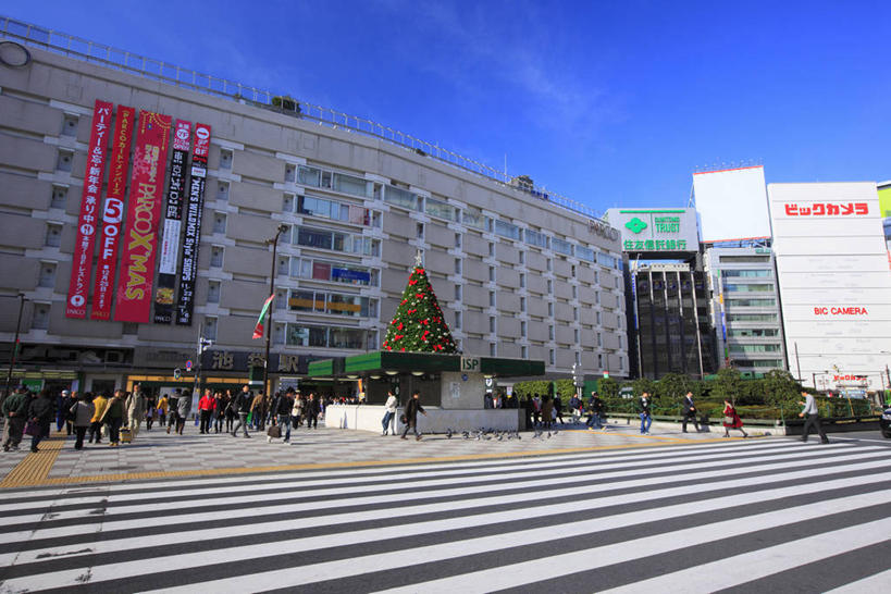 东方人,商店,站,走,横图,室外,白天,仰视,购物,度假,消费,草地,草坪,美景,树林,植物,窗户,楼梯,城市风光,超市,城市,商场,东京,日本,圣诞节,亚洲,行人,游客,游人,阴影,服装,节日,庆祝,光线,影子,阶梯,景观,云,云朵,圣诞树,许多人,云彩,注视,休闲装,黄种人,文化,娱乐,路人,旅客,玻璃窗,台阶,草,树,树木,衣服,蓝色,绿色,白云,蓝天,天空,阳光,自然,天,观察,看,站着,一群人,庆典,享受,休闲,休闲服,景色,放松,金融,百货,服饰,生长,晴朗,成长,观看,纪念,察看,关注,选购,贸易,百货公司,东亚,本州,关东地方,本州岛,日本国,东京都,血拼,池袋,丰岛区,过客,男人,男性,年轻男性,年轻女性,女人,女性,亚洲人,晴空,步行,散步,站立,走路,半身,彩图,低角度拍摄,购物商场,购物中心,商业中心,池袋站