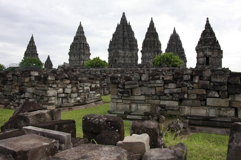 无人,寺庙,横图,室外,白天,正面,旅游,度假,草地,草坪,石头,名胜古迹,植物,标志建筑,地标,建筑,印度尼西亚,印尼,亚洲,阴影,节日,遗迹,光线,石子,影子,云,云朵,燃烧,云彩,古迹,文化,文物,娱乐,建设,古建筑,废墟,草,蓝色,绿色,白云,蓝天,天空,阳光,香火,庙宇,天,祈祷,享受,休闲,健康,旅游胜地,放松,许愿,宗教,东南亚,信仰,晴朗,纪念,祈求,古文明,印度尼西亚共和国,爪哇,爪哇岛,巴兰班南,拔兰班南寺,普兰巴南寺庙群,日惹,平安,石块,岩石,晴空,彩图,庙,寺