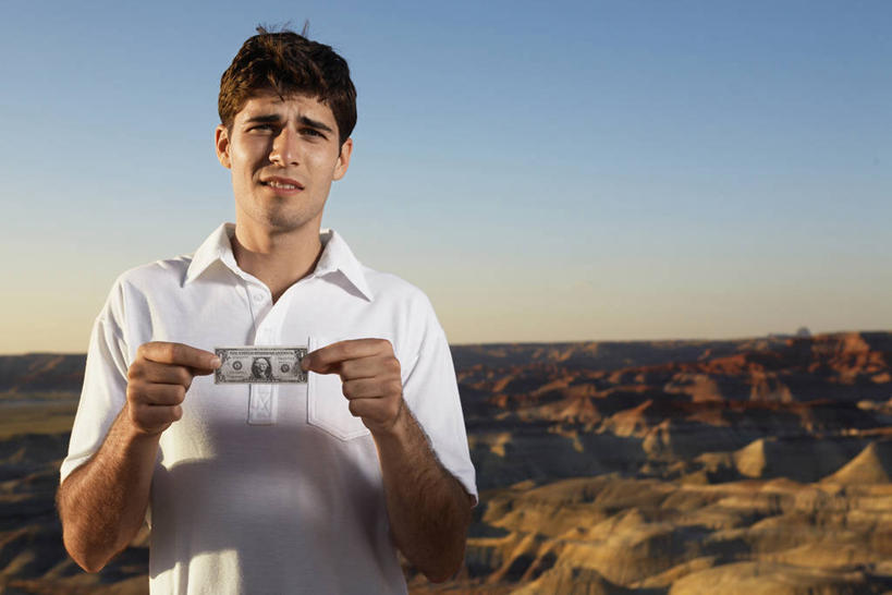 东方人,一个人,站,笑,微笑,露齿笑,横图,室外,白天,正面,衬衫,旅游,度假,钱,美元,美景,沙漠,亚洲,仅一个男性,仅一个人,一张,握,钱币,景观,美金,注视,黄种人,娱乐,仅一个年轻男性,蓝色,白色,蓝天,天空,自然,天,观察,看,站着,享受,休闲,景色,放松,握着,钞票,金融,纸币,经济,晴朗,观看,察看,关注,自然风光,美圆,流通,纸钞,贸易,万里无云,货币,现金,男人,男性,年轻男性,亚洲人,大漠,砂漠,晴空,晴空万里,站立,半身,彩图,衬衣