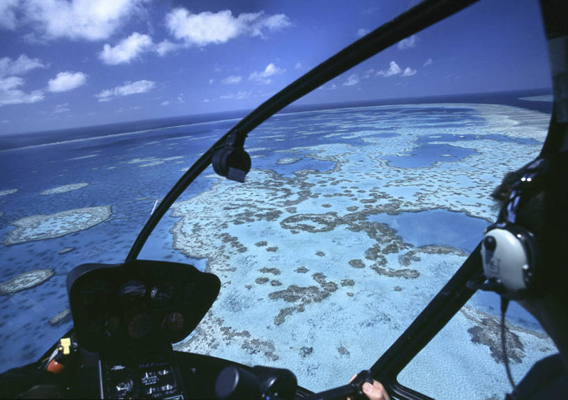 西方人,一个人,飞行员,坐,横图,俯视,航拍,室内,白天,安全,岛屿,海浪,海洋,飞机,欧洲,澳大利亚,欧洲人,仅一个男性,仅一个人,阴影,光线,影子,岛,浪花,水平线,云,云朵,辽阔,防护,海平线,云彩,航空,仅一个年轻男性,蓝色,白云,蓝天,天空,阳光,海水,交通工具,天,驾驶,行驶,广阔,一架,晴朗,耳罩,保护,一望无际,操纵,直升机,直升飞机,控制,鸟瞰,载具,大洋洲,保险,澳洲,隔音,耳套,海景,操控,南方大陆,保全,周全,安稳,安定,把持,澳大利亚联邦,耳护,大堡礁,无边无际,一马平川,平安,男人,男性,年轻男性,白种人,飞行人员,大海,风浪,海,海水的波动,近岸浪,列岛,群岛,涌浪,诸岛,晴空,坐着,半身,彩图,高角度拍摄,飞机师,水天相接,水天一线