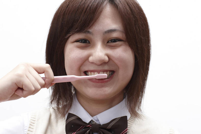 东方人,儿童,脸,头,脸颊,手,一个人,学生,站,笑,微笑,露齿笑,横图,室内,特写,白天,白色背景,正面,制服,纯洁,亚洲,仅一个女性,仅一个人,一把,握,阴影,服装,反射,领结,牙刷,影子,棕色,注视,黄种人,刷牙,肩膀,小孩,日用品,观察,看,清洁,站着,仅一个小孩,手部,校服,可爱,童年,童趣,握着,摄影,影棚,洗漱用品,观看,单手,察看,卫生,关注,童真,烂漫,无邪,学生服,天真,女孩,女人,女性,亚洲人,孩子,头部,直发,脸部,脸蛋,面部,站立,半身,彩图,影棚拍摄,拍摄,日本校服,短发,女生