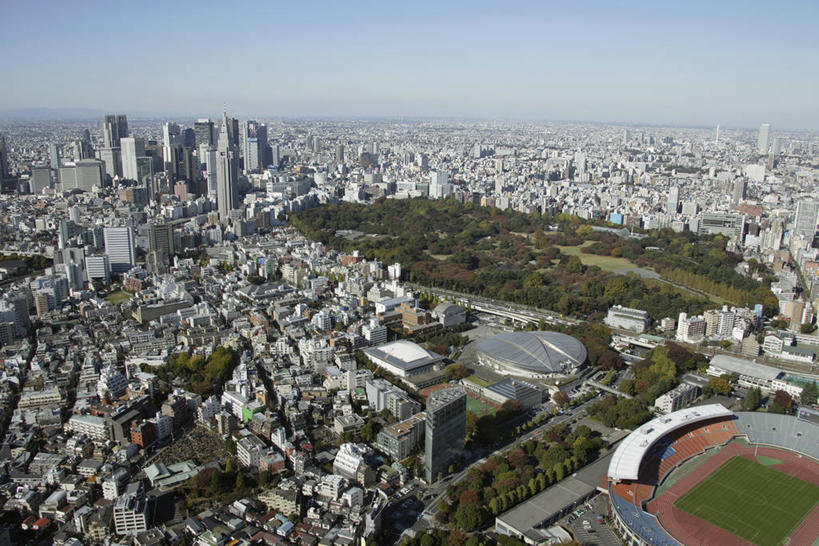 无人,体育馆,家,高楼大厦,运动场,横图,俯视,航拍,室外,白天,度假,美景,树林,植物,城市风光,城市,大厦,建筑,摩天大楼,东京,日本,亚洲,阴影,光线,影子,房屋,屋子,地平线,景观,公寓,建筑群,跑道,辽阔,地面,娱乐,建设,体育场,洋房,楼房,住宅,树,树木,绿色,阳光,自然,享受,休闲,广阔,景色,放松,田径场,生长,成长,一望无际,鸟瞰,延伸,塑胶跑道,东亚,本州,关东地方,本州岛,日本国,东京都,天地相交,运动馆,涩谷,涉谷,涩谷区,无边无际,一马平川,彩图,高角度拍摄,房子,大楼,高层建筑,高楼,摩天楼,全天候田径运动跑道,代代木国立综合体育馆