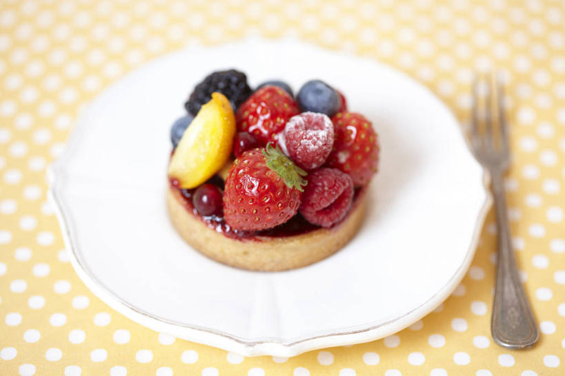 面食,无人,横图,俯视,室内,特写,白天,烹饪,西餐,餐桌,桌子,草莓,浆果,蓝莓,餐具,水果,一把,许多,阴影,朦胧,模糊,新鲜,反射,叉子,碟子,盘,影子,生食,料理,食品,面点,果实,很多,菜肴,美食,食物,一个,红色,盘子,碟,西式,摄影,佳肴,有机食品,绿色食品,影棚,单个,餐台,派,山莓,树莓,三月泡,四月泡,山抛子,刺葫芦,悬钩子,馒头菠,高脚菠,龙船泡,泡儿刺,餐叉,水果挞,进餐用具,洋莓,水果皇后,山都柿,蓝浆果,蓝靛果,红莓,地莓,彩图,高角度拍摄,影棚拍摄,拍摄,都柿,笃斯