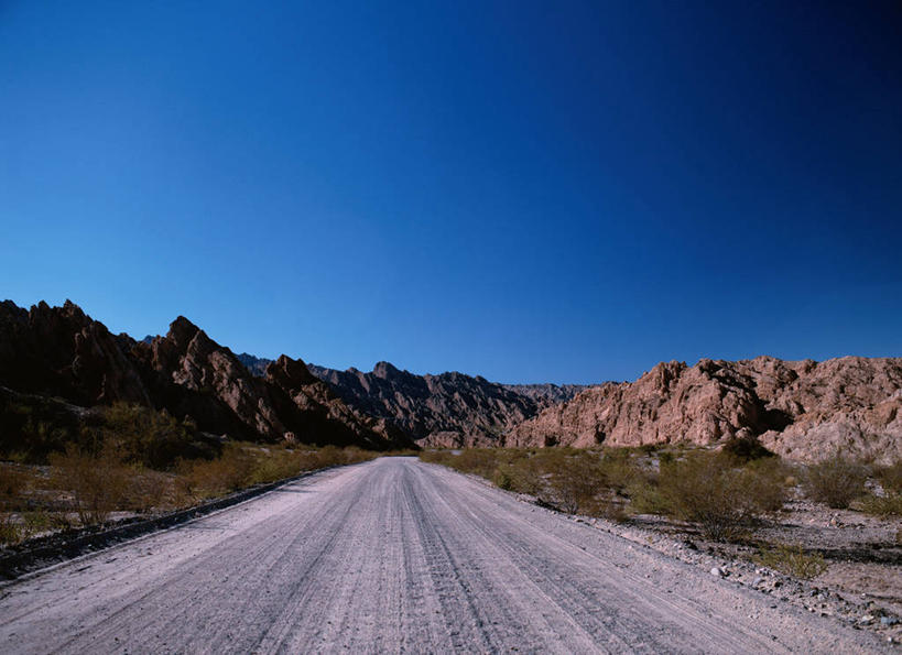 无人,横图,室外,白天,正面,消失点,旅游,度假,石头,美景,山,山脉,植物,道路,路,阿根廷,阴影,枯萎,光线,石子,影子,景观,山峰,小路,枯草,交通,山峦,娱乐,草,黄色,蓝色,蓝天,天空,阳光,自然,群山,天,享受,休闲,景色,南美,放松,乡间小路,晴朗,南美洲,拉丁美洲,自然风光,美洲,万里无云,亚美利加洲,南亚美利加洲,阿根廷共和国,萨尔塔,萨尔塔省,石块,岩石,晴空,晴空万里,彩图,没影点,灭点