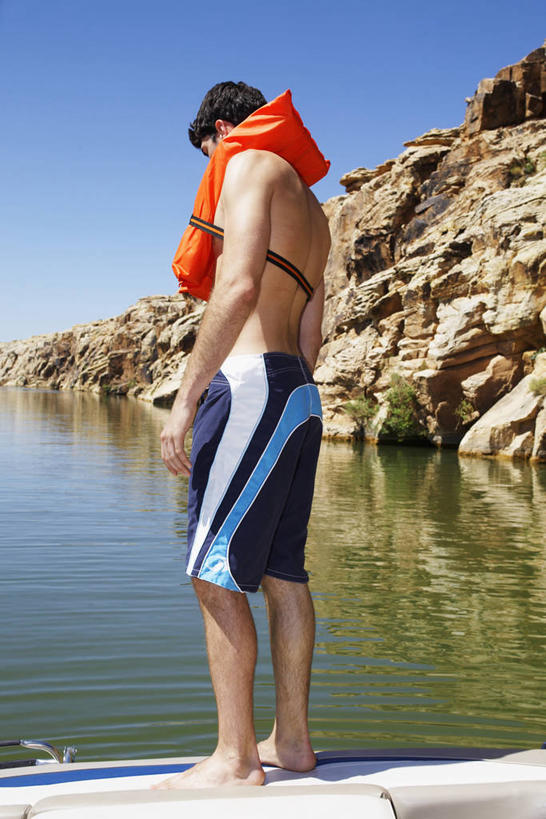 西方人,一个人,站,竖图,室外,白天,侧面,湖,湖泊,石头,水,船,欧洲,欧洲人,仅一个男性,仅一个人,阴影,波纹,短裤,裤子,光线,救生衣,石子,影子,湖面,水流,水面,涟漪,裸露,仅一个年轻男性,蓝色,倒影,蓝天,水纹,天空,阳光,交通工具,波浪,湖水,天,站着,沙滩裤,充气,晴朗,救生背心,倒映,救生,载具,裸,摩托艇,万里无云,水晕,浮水衣,反照,男人,男性,年轻男性,白种人,石块,岩石,晴空,晴空万里,站立,彩图,全身