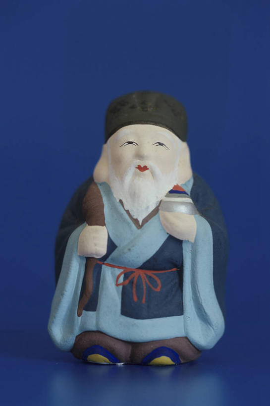 东方人,胡须,一个人,无人,站,竖图,室内,白天,正面,民族服装,幸福,智慧,雕塑,亚洲,仅一个男性,仅一个人,蓝色背景,服装,节日,日本文化,神话,艺术,装饰,雕刻,雕像,黄种人,文化,弥勒佛,衣服,寿,财神爷,工艺品,祈祷,站着,仅一个老年男性,健康,许愿,财富,摄影,宗教,服饰,佛教,信仰,影棚,纪念,祈求,美术,衣着,穿着,主题,陈列,财神,一尊,功能,美学,长寿,庇佑,庇护,高禄,护法,护法神,七福神,神灵,弁财天,辩才天,辩才天女,布袋和尚,布袋神,大黑天,大黑天神,福禄寿,福禄寿神,惠比寿,惠比须,玛哈嘎拉,弥勒,弥勒菩萨,莫诃哥罗,毗沙门天,毘沙门天,萨罗斯瓦蒂,寿老人,寿老神,土地神,昆沙门天,禄,福,衣饰,释教,平安,老年男性,男人,男性,亚洲人,胡子,络腮胡,辩论,站立,彩图,全身,影棚拍摄,传统服装,民俗服,拍摄,传统文化
