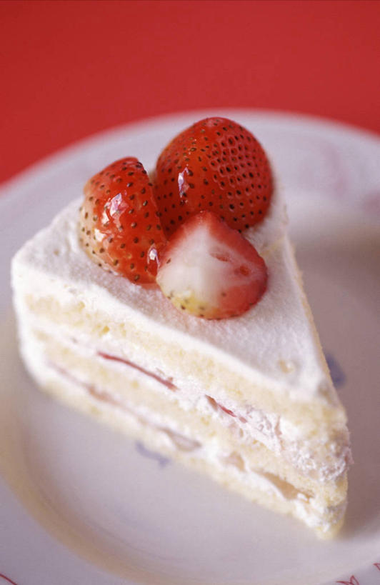 点心,无人,竖图,俯视,室内,特写,白天,下午茶,草莓,浆果,餐具,水果,一块,切开,阴影,红色背景,新鲜,反射,碟子,盘,影子,生食,食品,果实,食物,糕点,一个,盘子,碟,奶油,切,草莓蛋糕,摄影,有机食品,绿色食品,影棚,单个,乳制品,剖面,切面,激凌,克林姆,淇淋,洋莓,水果皇后,红莓,地莓,彩图,高角度拍摄,影棚拍摄,拍摄,蛋糕