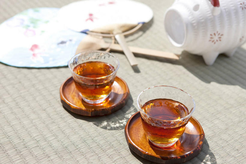 无人,横图,俯视,室内,白天,幸福,茶,杯子,玻璃,阴影,日本文化,反射,扇子,蚊香猪,影子,茶叶,蚊香架,塌塌米,榻榻米,两杯,清凉,凉爽,文化,娱乐,玻璃制品,水杯,享受,休闲,温馨,放松,乐趣,大麦茶,大麦,提神,舒适,和风,醒脑,叠席,茶杯,彩图,高角度拍摄,和风扇,和风扇子,凉扇,蚊取豚,香薰器,小猪香炉,传统文化