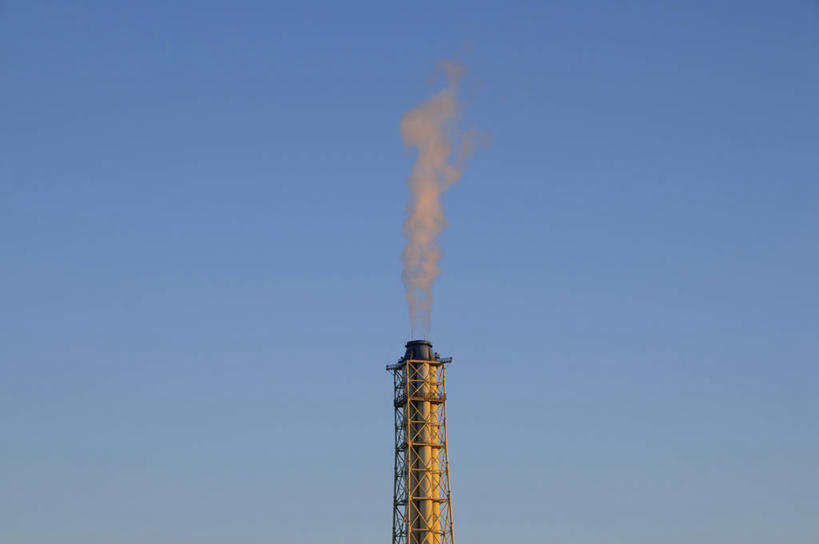 无人,工厂,横图,室外,白天,仰视,烟囱,阴影,光线,影子,烟雾,蓝色,蓝天,天空,阳光,天,工业,晴朗,污染,危害,有害,万里无云,环境污染,晴空,晴空万里,彩图,低角度拍摄,制造厂,大气污染,生产工厂