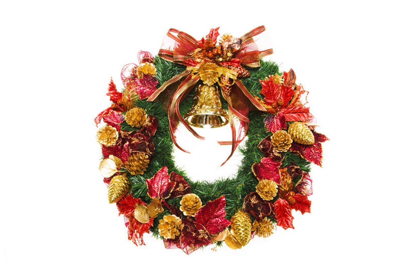 无人,横图,室内,特写,白天,白色背景,正面,装饰,挂饰,花环,铃铛,丝绸,丝带,坚果,果实,松果,缎带,绸带,一个,干果,摄影,影棚,单个,华丽,修饰,圣诞花环,点缀,松塔,衬托,美观,雅致,雅观,圣诞圈,圣诞铃铛,彩图,影棚拍摄,拍摄