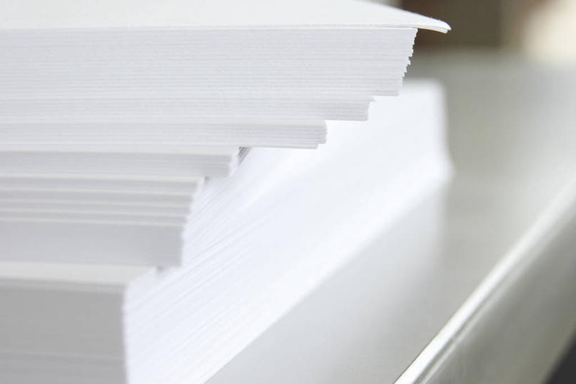 无人,横图,室内,特写,白天,正面,桌面,桌子,静物,一堆,许多,阴影,堆叠,堆积,朦胧,模糊,反射,材料,档案,文件,影子,很多,白色,资料,堆,文档,彩图