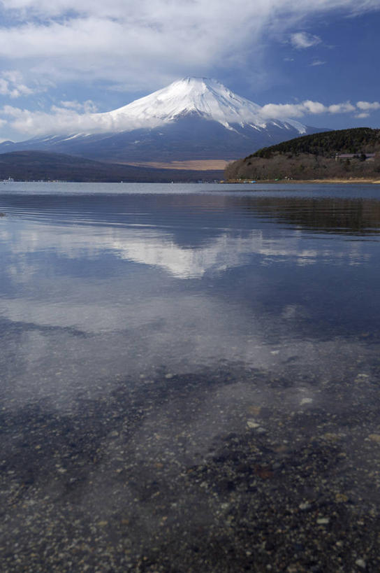 无人,竖图,室外,白天,正面,旅游,度假,湖,湖泊,火山,美景,山,树林,水,雪,雪山,植物,大雪,富士山,日本,亚洲,冰,湖面,积雪,景观,山峰,水流,水面,雪景,冬季,冬天,山峦,娱乐,树,树木,绿色,倒影,自然,湖水,享受,休闲,景色,放松,寒冷,生长,成长,淡水湖,冰冷,倒映,自然风光,东亚,本州,本州岛,日本国,中部地方,山梨,山梨县,严寒,冰凉,酷寒,凛冽,凛凛,极冷,富士五湖,山中湖,反照,活火山,彩图,南都留郡,富士河口湖町