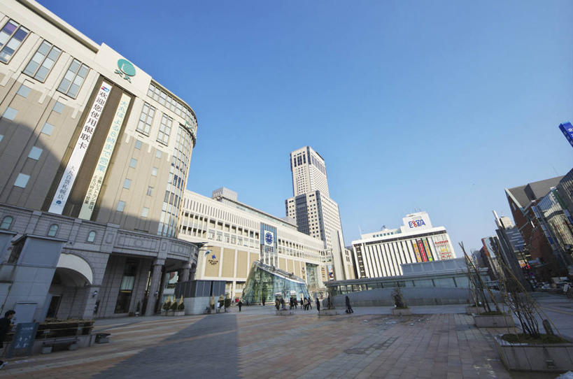 无人,横图,室外,白天,仰视,旅游,度假,植物,标志建筑,道路,地标,建筑,路,公路,车站,北海道,日本,亚洲,阴影,光线,影子,站台,交通,娱乐,建设,月台,树,树木,蓝色,绿色,蓝天,天空,阳光,自然,天,享受,休闲,旅游胜地,放松,生长,晴朗,成长,东亚,万里无云,札幌,日本国,北海道地方,北海道岛,县厅,北区,晴空,晴空万里,马路,彩图,低角度拍摄,札幌站,札幌市