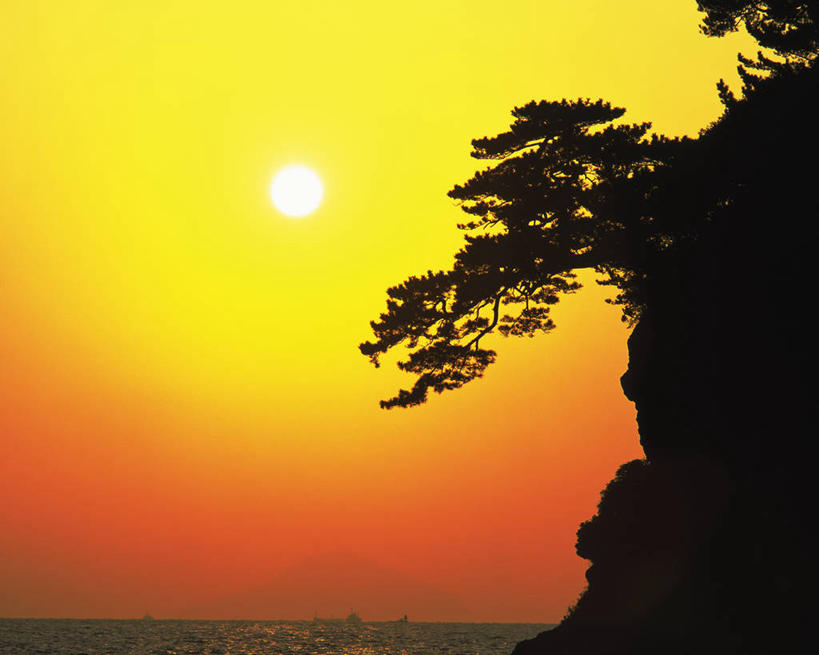 无人,横图,室外,白天,正面,日出,海浪,海洋,美景,山,山脉,树林,太阳,植物,静冈县,日本,亚洲,景观,浪花,山峰,水平线,悬崖,辽阔,朝霞,晨曦,海平线,黎明,山峦,背光,树,树木,绿色,阳光,自然,海水,群山,广阔,景色,生长,成长,一望无际,自然风光,逆光,海景,东亚,本州,本州岛,日本国,中部地方,静冈,绝壁,无边无际,一马平川,伊豆半岛,大海,风浪,海,海水的波动,近岸浪,涌浪,朝阳,彩图,卯时,破晓,日始,下田,下田市,水天相接,水天一线