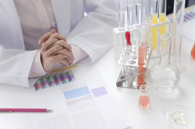 东方人,一个人,科学家,坐,双手交叉,横图,俯视,室内,特写,白天,实验,仪器,桌面,桌子,杯子,亚洲,仅一个男性,仅一个人,阴影,研究,透明,反射,分析,化学,测试,笔,材料,档案,试管,试管架,文件,影子,实验室,研究室,办公用品,黄种人,架子,玻璃制品,文具,仅一个年轻男性,玻璃瓶,瓶子,铅笔,学习用品,资料,器皿,文具用品,科研人员,文档,研究者,工作台,计量,试验室,科学研究者,玻璃仪器,试验耗材,实验用品,男人,男性,年轻男性,亚洲人,科学工作者,玻璃杯,十字手,坐着,半身,彩图,高角度拍摄,实验台,实验桌