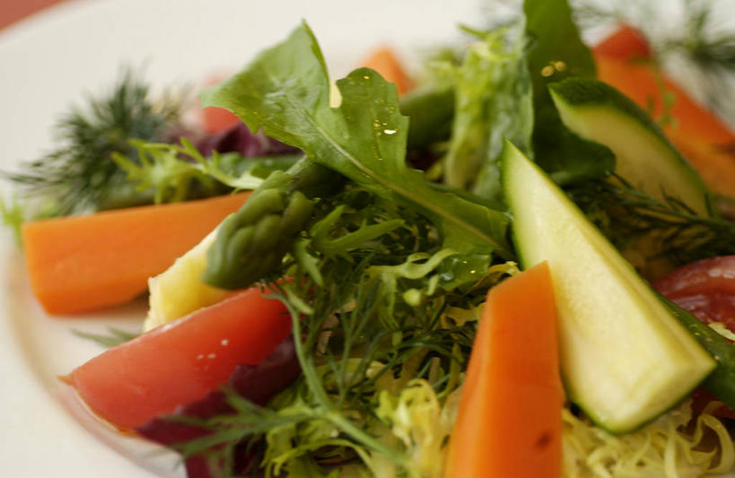 无人,横图,俯视,室内,特写,白天,烹饪,西餐,萝卜,胡萝卜,芦笋,蔬菜,西红柿,餐具,一堆,许多,阴影,堆叠,堆积,朦胧,模糊,新鲜,反射,碟子,盘,影子,调料,酱料,酱汁,蔬菜沙拉,佐料,沙拉,料理,食品,调味品,很多,调味料,色拉,酱,沙拉酱,沙律,菜肴,美食,食物,一个,盘子,碟,西式,佳肴,有机食品,绿色食品,单个,色拉酱,堆,黄萝卜,番萝卜,芝麻菜,德国芥菜,火箭生莱,芸芥,芝麻叶,紫花南芥,猪尾巴,药鸡豆子,洋柿子,石刁柏,蚂蚁杆,龙须菜,狼尾巴根,红萝卜,柑仔蜜,甘荀,番茄,臭柿,彩图,高角度拍摄,六月柿,丁香萝卜,胡芦菔金,火箭菜,金笋,喜报三元