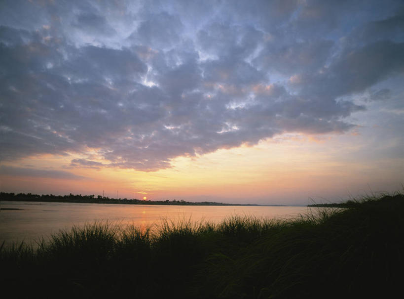 无人,横图,室外,白天,正面,旅游,度假,草地,草坪,河流,美景,日落,水,植物,老挝,亚洲,波纹,河水,景观,水流,晚霞,霞光,落日,涟漪,背光,娱乐,澜沧江,草,绿色,水纹,自然,黄昏,波浪,享受,休闲,景色,彩霞,放松,东南亚,自然风光,逆光,水晕,九龙江,湄公河,老挝人民民主共和国,夕照,薄暮,夕阳,彩图,傍晚,斜阳