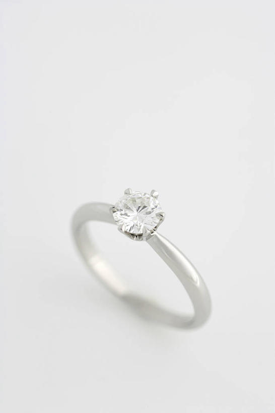 无人,竖图,俯视,室内,特写,白天,白色背景,爱情,奢侈,静物,珠宝,阴影,朦胧,模糊,反射,矿石,影子,浪漫,钻戒,钻石,装饰品,一个,戒指,饰品,首饰,恩爱,摄影,影棚,单个,金刚石,昂贵,坚硬,信物,贵重,宝石,权利,坚定,信念,手饰,约定,宝贵,彩图,高角度拍摄,影棚拍摄,拍摄