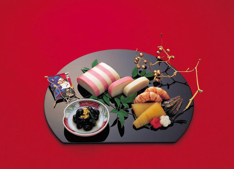 海鲜,三文鱼,无人,横图,俯视,室内,特写,白天,烹饪,植物,鲑鱼,餐具,阴影,红色背景,反射,鱼,碟子,盘,影子,陶瓷,虾,日本料理,料理,食品,枝条,陶瓷制品,水产,菜肴,美食,鱼类,海洋生物,树,树木,树枝,食物,绿色,自然,盘子,容器,碟,碗,日式料理,日式,摄影,佳肴,影棚,生长,成长,储藏,储存,水生动物,海产品,水生物,海底动物,鲑,虬枝,枝杈,三文鱼刺身,彩图,高角度拍摄,影棚拍摄,拍摄,贮存,刺身