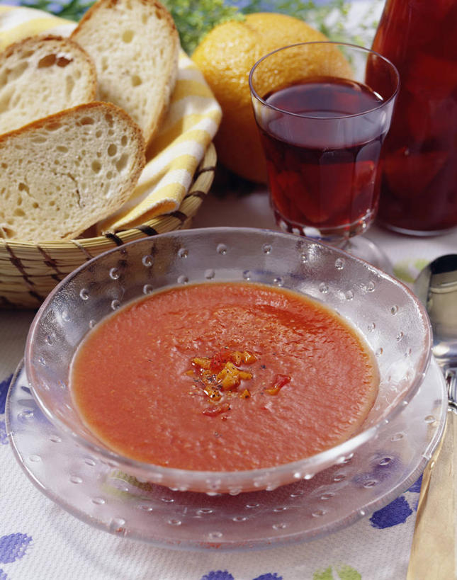 点心,面包,红酒,葡萄酒,无人,竖图,俯视,室内,特写,白天,烹饪,西餐,餐桌,桌子,餐具,玻璃,阴影,朦胧,模糊,反射,碟子,盘,影子,汤,料理,食品,面点,酒类,菜肴,美食,玻璃制品,酒,食物,糕点,饮料,盘子,容器,碟,碗,红葡萄酒,西式,佳肴,餐台,储藏,储存,羹汤,彩图,高角度拍摄,凉菜汤,西班牙凉菜汤,贮存