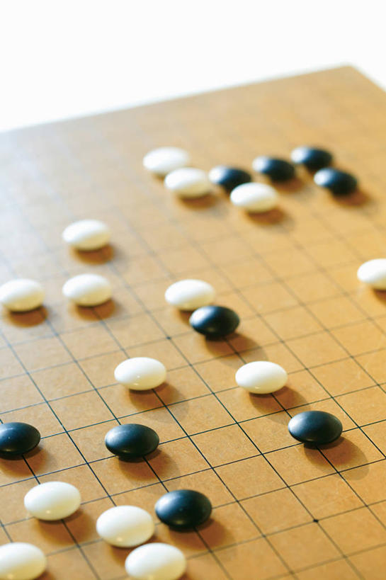 无人,竖图,俯视,室内,特写,白天,白色背景,游戏,快乐,比赛,竞争,静物,阴影,朦胧,模糊,反射,影子,玩,娱乐,休闲,棋盘,益智,摄影,影棚,活动,发泄,消遣,智力,围棋,宣泄,玩耍,嬉戏,彩图,高角度拍摄,影棚拍摄,拍摄