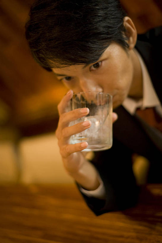 白酒,东方人,一个人,商务人士,商务男性,酒吧,坐,竖图,俯视,室内,夜晚,衬衫,杯子,亚洲,仅一个男性,仅一个人,喝,握,阴影,套装,朦胧,模糊,反射,影子,领带,酒类,拿,烧酒,拿着,注视,黄种人,玻璃制品,酒,饮料,仅一个年轻男性,水杯,观察,看,握着,观看,察看,象征,庄重,关注,商务装,身份,工薪阶层,正式,地位,蒸馏酒,烈酒,男人,男性,年轻男性,亚洲人,白领,上班族,玻璃杯,坐着,半身,彩图,高角度拍摄,衬衣,酒吧间,酒馆